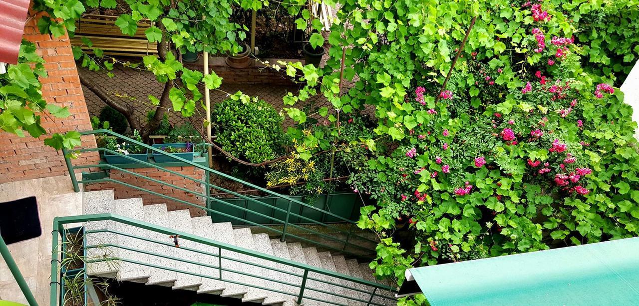 Guesthouse Different Tiflis Exterior foto